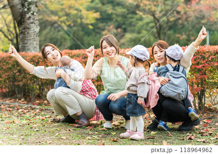 秋の公園を散歩・遠足する保育士の女性と園児(保育園・幼稚園保母・子供・幼児) 秋の公園を散歩・遠足する保育士の女性と園児(保育園・幼稚園保母・子供・幼児) 118964962