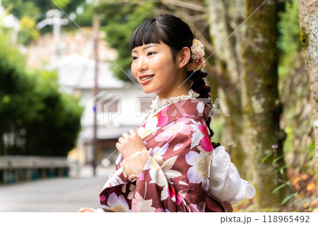 街歩きをする着物の女性 118965492