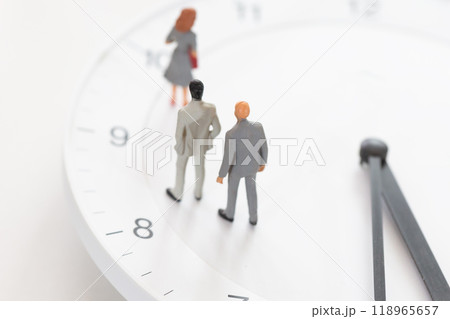 時計の文字盤とビジネススーツの男性人形 労働時間、キャリアのイメージ  時計の文字盤とビジネススーツの男性人形 労働時間、キャリアのイメージ  118965657