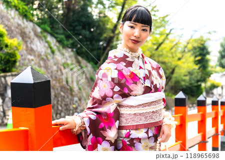 街歩きをする着物の女性 118965698