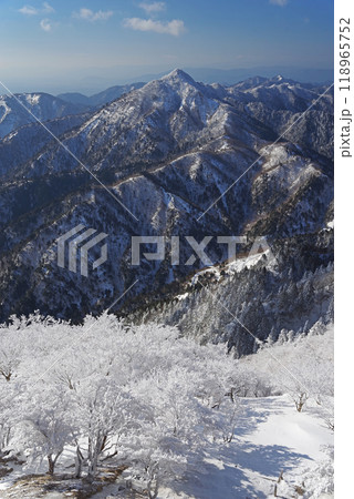 冬山絶景《御在所岳山上の樹氷と鎌ヶ岳》 118965752