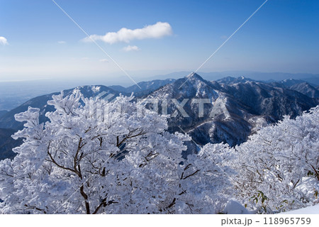 冬山絶景《御在所岳山上の樹氷と鎌ヶ岳》 冬山絶景《御在所岳山上の樹氷と鎌ヶ岳》 118965759