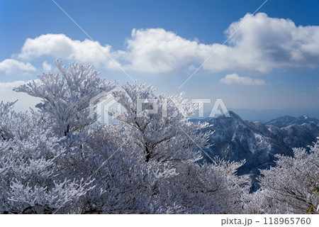冬山絶景《御在所岳山上の樹氷と鎌ヶ岳》 118965760