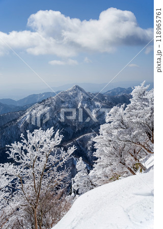 冬山絶景《御在所岳山上の樹氷と鎌ヶ岳》 冬山絶景《御在所岳山上の樹氷と鎌ヶ岳》 118965761