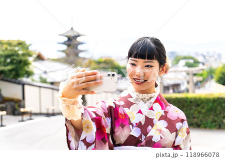 自撮りをする着物の女性 118966078