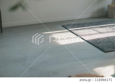 床に伸びる窓からの日差し 床に伸びる窓からの日差し 118966171