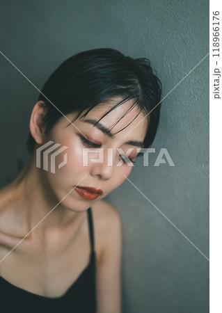 夜、悩む女性 夜、悩む女性 118966176