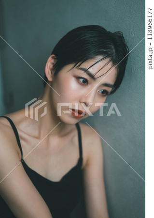 夜、悩む女性 118966177