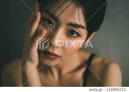 30代ベリーショート女性の美容イメージ 30代ベリーショート女性の美容イメージ 118966222