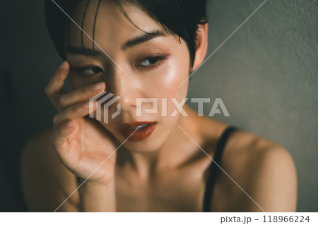 30代ベリーショート女性の美容イメージ 30代ベリーショート女性の美容イメージ 118966224