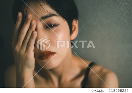 30代ベリーショート女性の美容イメージ 30代ベリーショート女性の美容イメージ 118966225