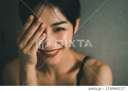 30代ベリーショート女性の美容イメージ 30代ベリーショート女性の美容イメージ 118966227