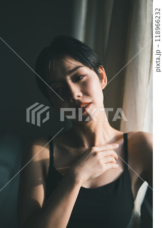 30代ベリーショート女性の美容イメージ 30代ベリーショート女性の美容イメージ 118966232