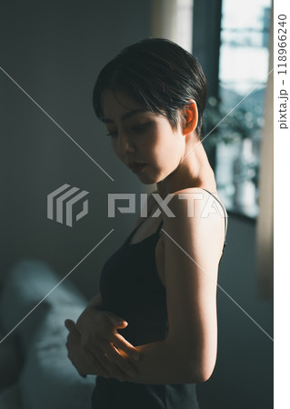 前腕を気にする30代女性 118966240