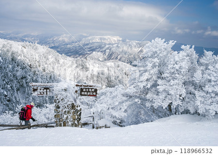 御在所岳山上の樹氷と冬の大パノラマ 118966532