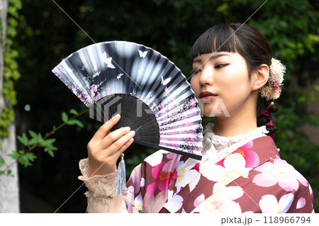 扇子を持ちポーズをとる着物の女性 扇子を持ちポーズをとる着物の女性 118966794