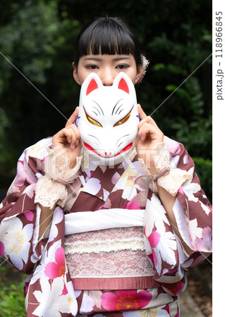 狐面を持ちポーズをとる着物の女性 118966845