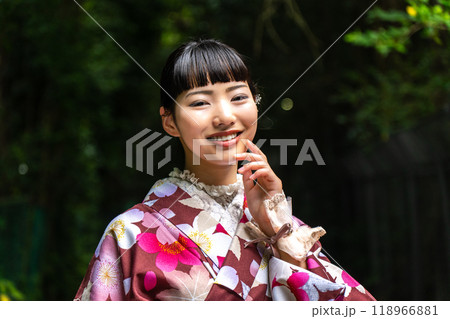 街歩きをする着物の女性 街歩きをする着物の女性 118966881