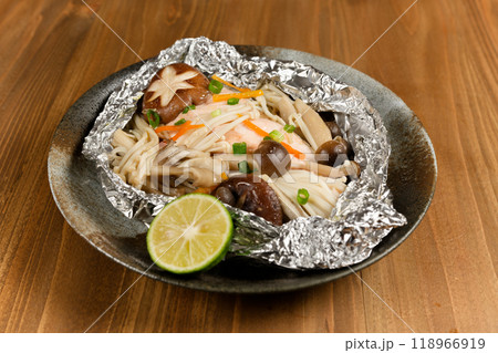 鮭ときのこのホイル焼き 118966919