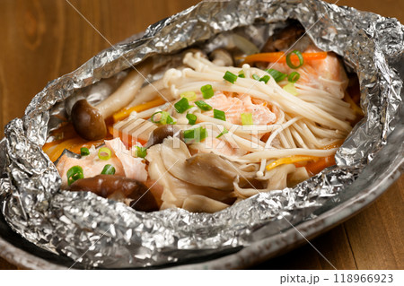 鮭ときのこのホイル焼き 鮭ときのこのホイル焼き 118966923
