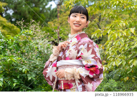 街歩きをする着物の女性 118966935