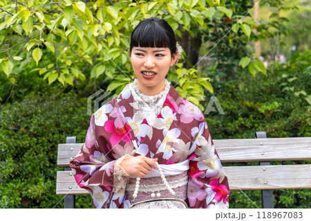 嫌そうな顔をする着物の女性 118967083