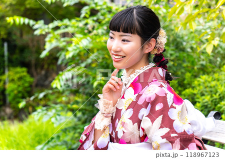 街歩きをする着物の女性 118967123