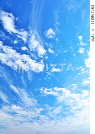 秋の青空と雲 118967162