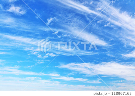 秋の青空と雲 118967165