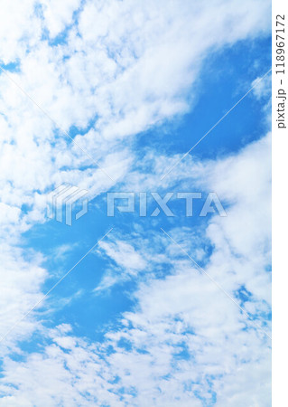 秋の青空と雲 118967172