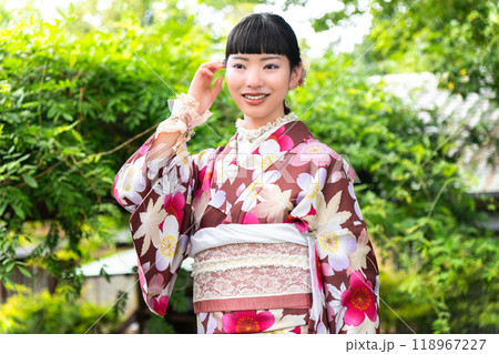 街歩きをする着物の女性 118967227