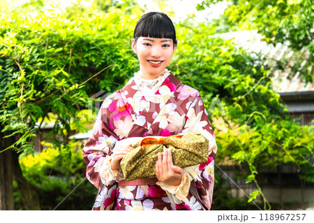 贈答品を持つ着物の女性 118967257