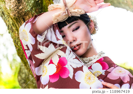 ポーズを決める着物の女性 118967419