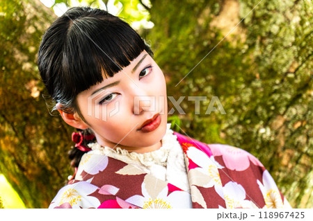 ポーズを決める着物の女性 118967425