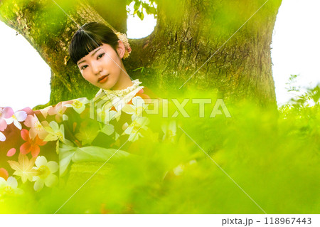 ポーズを決める着物の女性 118967443