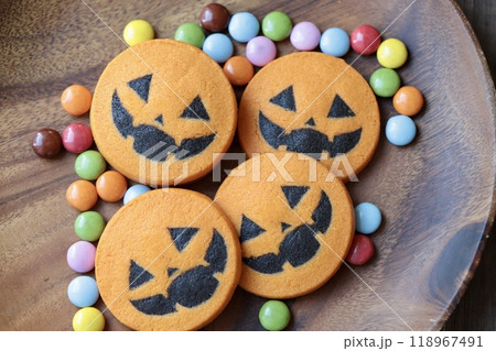 ジャックオランタンのアイスボックスクッキーとカラフル粒チョコ ジャックオランタンのアイスボックスクッキーとカラフル粒チョコ 118967491