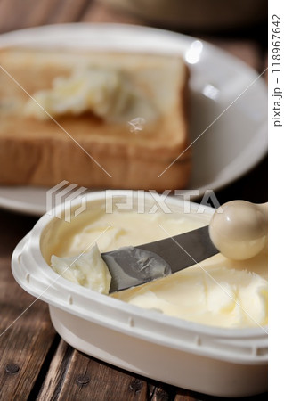 トランスファットフリーのマーガリンとトースト トランスファットフリーのマーガリンとトースト 118967642