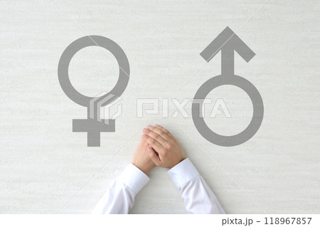 性別に悩む人物の手元 118967857