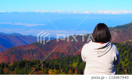 秋の山で景色を眺める女性 118967940