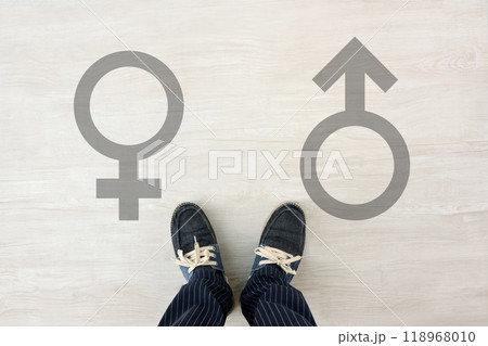 性別に悩む人物の足下 118968010
