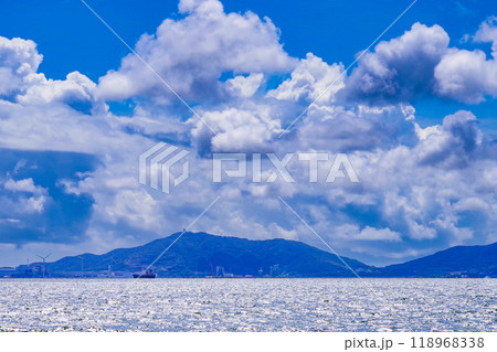 台風近づき嵐の予感 118968338