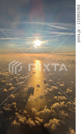 飛行機から見た朝日 118968368