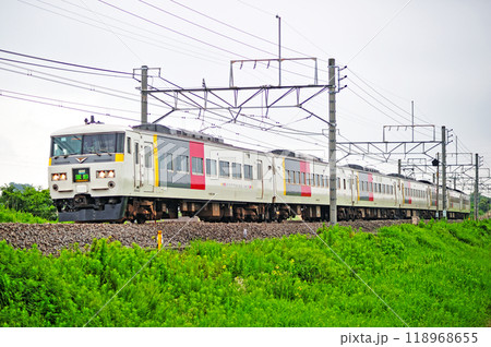 高崎線　岡部ー本庄　JR東日本　185系　OM05編成（大宮）　草津 118968655