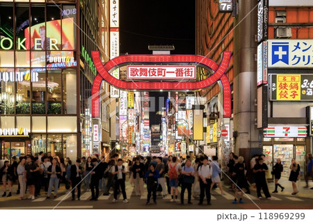 新宿区、歌舞伎町一番街アーチの夜景 118969299