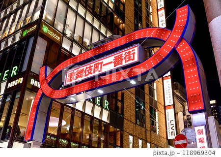 新宿区、歌舞伎町一番街アーチの夜景 118969304