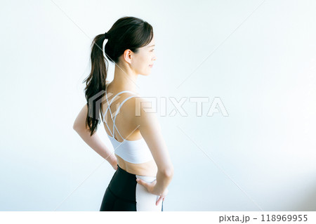 トレーニングする女性イメージ 118969955