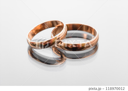 pair of gold wedding rings for a wedding ceremony 118970012