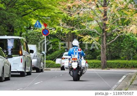 パトロール中の白バイ警官 パトロール中の白バイ警官 118970507