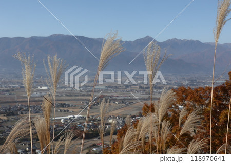 高台から見た北アルプス常念岳とススキの秋の風景 高台から見た北アルプス常念岳とススキの秋の風景 118970641