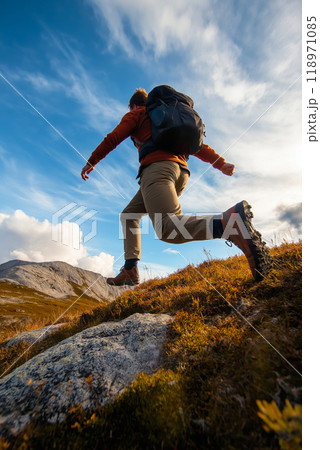 Speed hiking. Running and hiking in the mountains 118971085